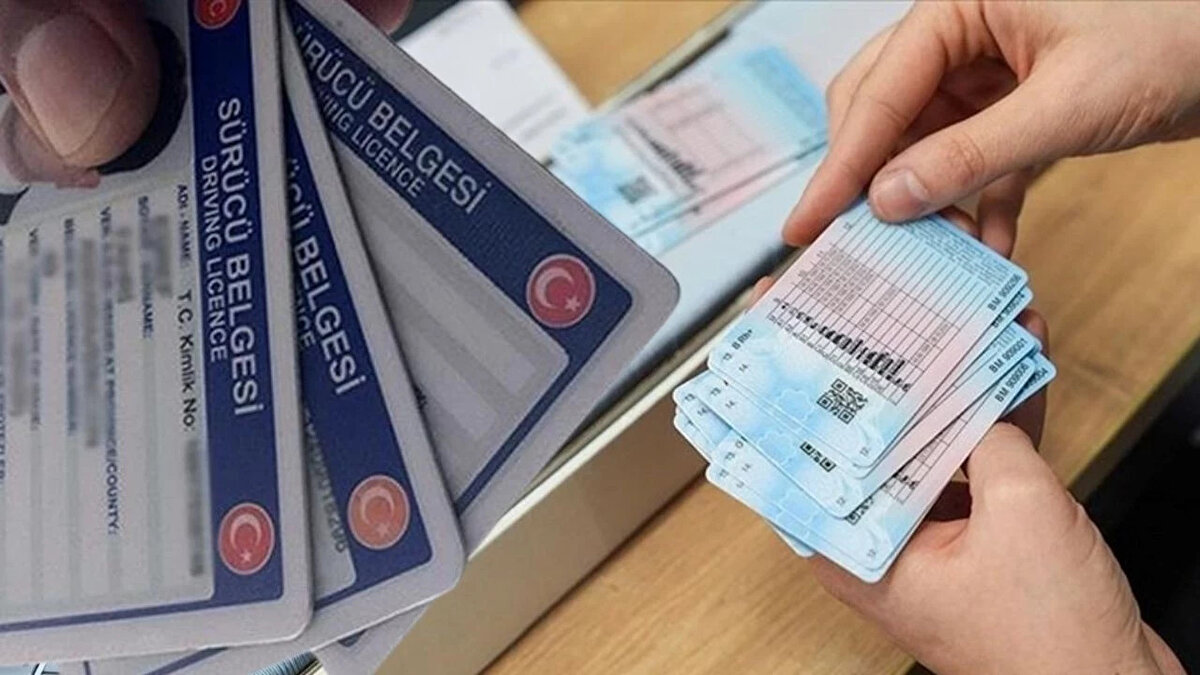 Ehliyet yenilemek için gerekli belgeler neler?<br><br>Ehliyet yenileme işlemini yapmak isteyen vatandaşların hazırlaması gereken belgeler şunlardır:<br><br>Eski tip sürücü belgesi<br><br>Sürücü sağlık raporu (yetkili sağlık kuruluşlarından alınmış)<br><br>Son 6 ay içinde çekilmiş biyometrik fotoğraf<br><br>15 TL başvuru ücreti ödendiğine dair dekont<br><br>MERNİS’te kayıtlı açık adres bilgisi