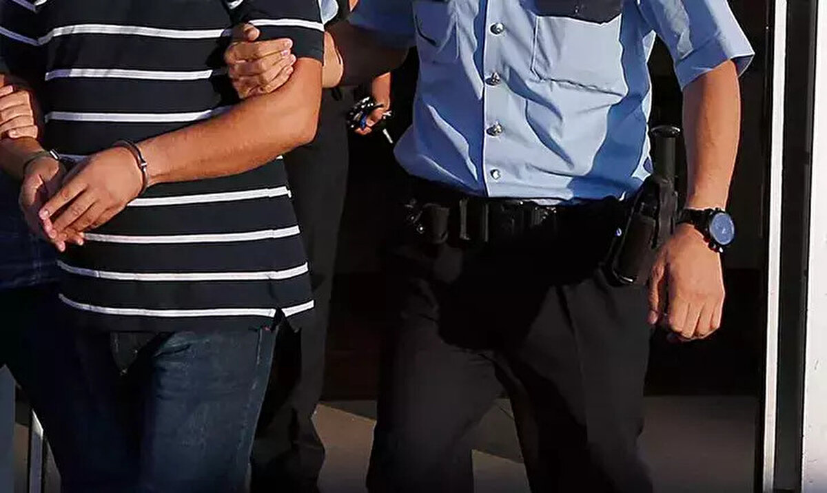 İnfaz ve koruma memuru başvuru şartları nedir?<br><br>a) Türk Vatandaşı olmak,<br><br>b) Türk Ceza Kanununun 53 üncü maddesinde belirtilen süreler geçmiş olsa bile; kasten işlenen bir suçtan dolayı bir yıl veya daha fazla süreyle hapis cezasına ya da affa uğramış olsa bile devletin güvenliğine karşı suçlar, Anayasal düzene ve bu düzenin işleyişine karşı suçlar, zimmet, irtikâp, rüşvet, hırsızlık, dolandırıcılık, sahtecilik, güveni kötüye kullanma, hileli iflas, ihaleye fesat karıştırma, edimin ifasına fesat karıştırma, suçtan kaynaklanan malvarlığı değerlerini aklama veya kaçakçılık suçlarından mahkûm olmamak.<br><br>c) Askerlikle ilgisi bulunmamak veya askerlik çağına gelmemiş bulunmak veya askerlik çağına gelmiş ise muvazzaf askerlik hizmetini yapmış yahut ertelenmiş veya yedek sınıfa geçirilmiş olmak,<br><br>ç) Güvenlik soruşturması ve arşiv araştırması olumlu sonuçlanmak,<br><br>d) Ceza infaz kurumunda istihdam edilecek infaz ve koruma memuru haricindeki tüm ünvanlarda; Adalet Bakanlığı Memur Sınav, Atama ve Nakil Yönetmeliği'nin "Özel Şartlar" bölümünün 6’ncı maddesinin 18 inci fıkrasının "c" bendine göre; açıktan atanacak bütün ünvanlardaki personel için görevini devamlı yapmasına engel olabilecek akıl hastalığı veya bedensel özürlü olmadığını, şaşılık, körlük, topallık, işitme kaybı, çehrede sabit eser, uzuv noksanlığı, kekemelik ve benzeri engeller bulunmadığını, Ceza ve Tevkifevleri Genel Müdürlüğünce bölge hastaneleri olarak belirlenecek Sağlık Bakanlığına bağlı tam teşekküllü Devlet hastanelerinden alacakları sağlık kurulu raporu ile belgelemek,<br><br>e) Adalet komisyonlarınca yapılacak uygulamalı sınav ve/veya sözlü sınava, 2024 yılı Kamu Personel Seçme Sınavı’nda; lisans mezunları için KPSSP3, ön lisans mezunları için KPSSP93, ortaöğretim mezunları için KPSSP94 puan türünden (KPSS) en az 70 puan almak,<br><br>f) Yapılacak sınavın son başvuru tarihi olan 15.08.2025 itibarıyla 18 yaşını doldurmuş olmak; Merkezî sınavın (KPSS-2024) yapıldığı yılın ocak ayının birinci günü itibarıyla; infaz ve koruma memurları için 30 yaşını bitirmemiş olmak (01 Ocak 1994 ve sonrası doğumlu olanlar sınava müracaat edebilecektir.)<br><br>g) Hizmet göreceği sınıfla ilgili özel kanun veya diğer mevzuatta aranan şartları taşımak.