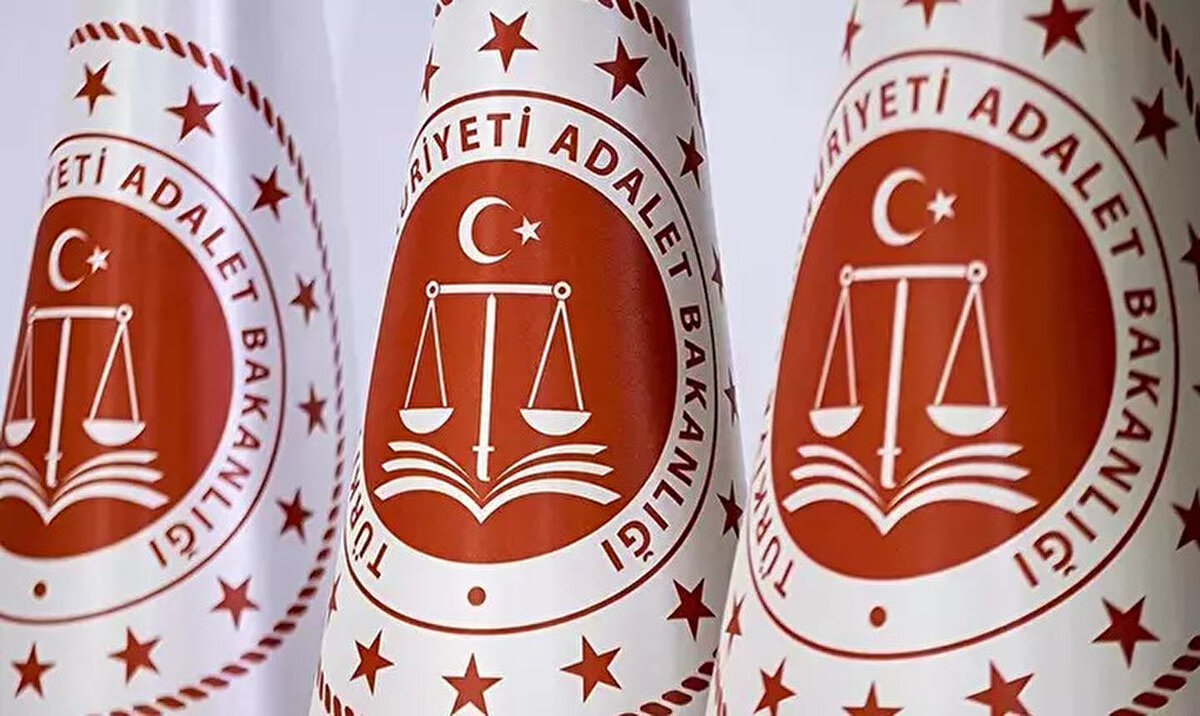 Adalet Bakanlığı 2025 personel alımı başladı<br><br>Adalet Bakanlığı Ceza ve Tevkif Evleri Genel Müdürlüğü, ceza infaz kurumlarında görev yapmak üzere 3.172 infaz ve koruma memuru alımı gerçekleştireceğini açıkladı. Toplamda 3.500 personelin istihdam edileceği alımda en büyük pay infaz ve koruma memurlarına ayrıldı.<br><br>Kurum tarafından yapılan resmi açıklamaya göre, başvurular 1 Ağustos 2025 saat 09:00'da başlayacak ve 15 Ağustos 2025 saat 23:59’da sona erecek.