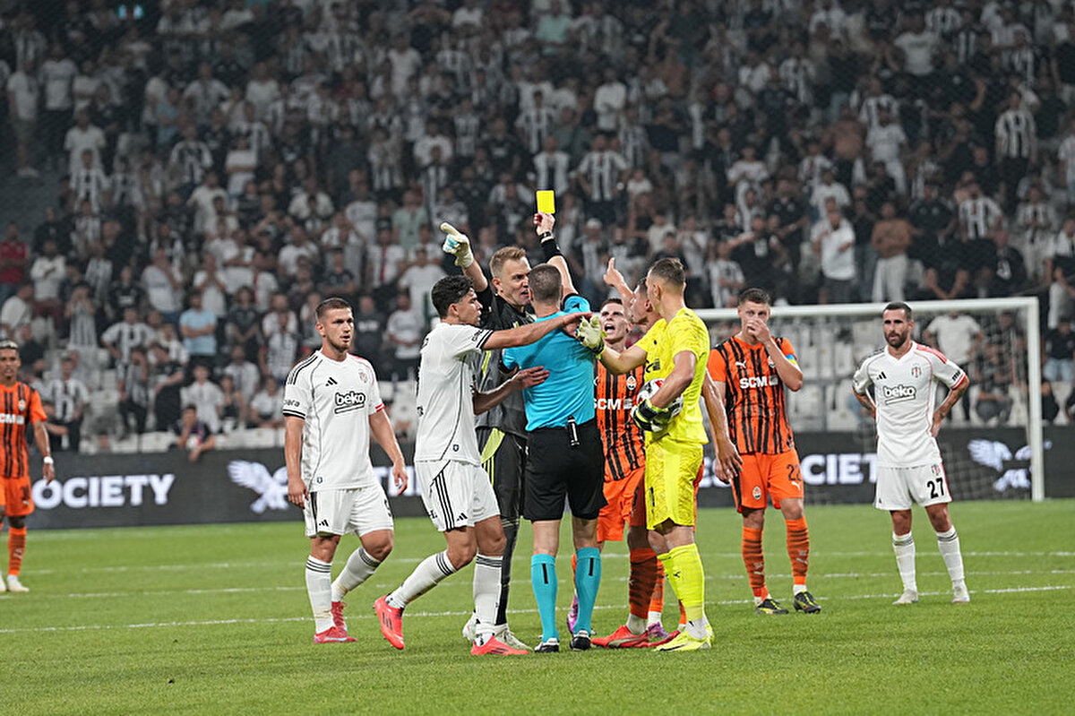 <br><br>BEŞİKTAŞ NASIL TUR ATLAR?<br><br>Beşiktaş'ın 4-2 kaybettiği ilk maçın rövanşında turu geçebilmek için en az 3 farklı galibiyete ihtiyacı var.<br><br>Shakhtar Donetsk karşısında siyah-beyazlı takımın alacağı 2 farklı tüm galibiyetlerde mücadele uzatmalara gidecek.<br><br>Öte yandan alacağı tüm galibiyet ve beraberliklerin yanı sıra tek farklı yenilgilerde ise Ukrayna temsilcisi bir üst tura yükselecek.<br>