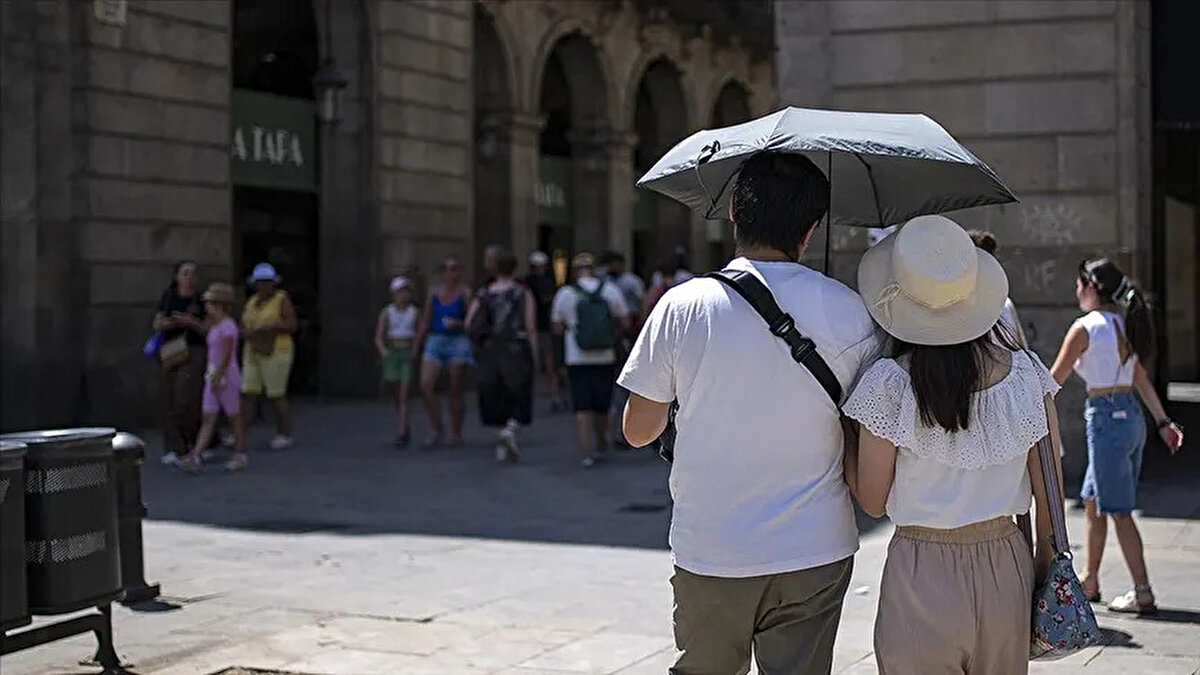 Toz taşınımı ve rüzgar uyarısı<br><br>Meteoroloji uzmanları Güneydoğu Anadolu için toz taşınımı uyarısı yaptı. Görüş mesafesinde düşüş, hava kalitesinde azalma gibi olumsuzluklara karşı vatandaşların tedbirli olması istendi.<br><br>Marmara Bölgesi’nde ise rüzgarın kuzey ve kuzeydoğu yönlerden kuvvetli (40-60 km/saat) eseceği tahmin ediliyor. Bu nedenle çatı uçması, ağaç devrilmesi ve deniz ulaşımında aksama gibi olumsuzluklara karşı dikkatli olunmalı.