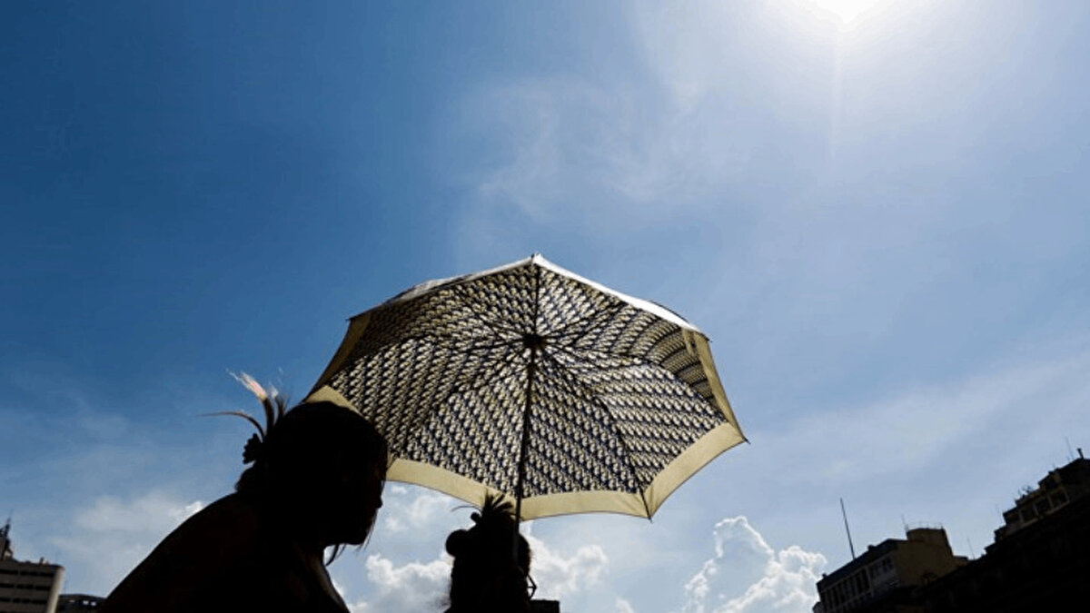 İl il 31 Temmuz hava durumu: Sağanak uyarısı yapılan bölgeler<br><br>Meteoroloji raporuna göre, Trakya, Karadeniz kıyıları, Kocaeli, Sakarya, Kastamonu, Artvin, Kars, Ardahan çevreleri ile İstanbul’un kuzeyi ve Hatay kıyılarında yerel olmak üzere sağanak ve gök gürültülü sağanak yağışlar görülecek.<br><br>Diğer bölgelerde ise hava az bulutlu ve açık geçecek. Ancak iç, kuzey ve doğu kesimlerde parçalı ve çok bulutlu hava etkisini sürdürecek.