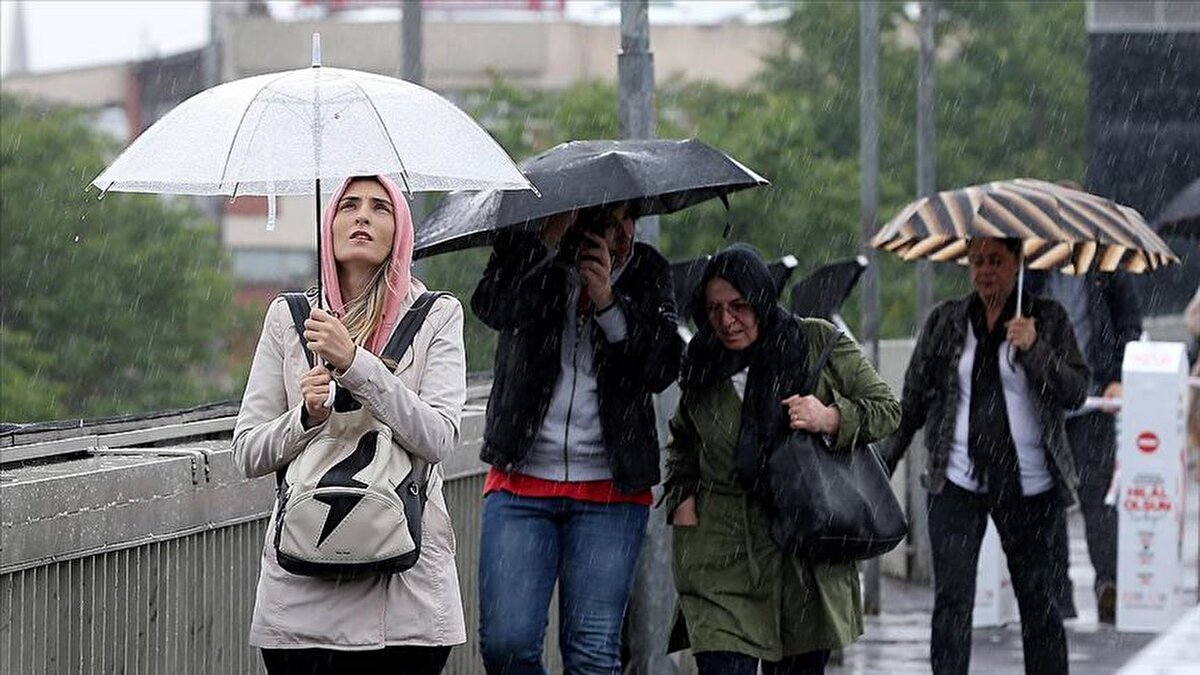 İstanbul’a yağmur uyarısı: Sağanak geliyor!<br><br>Meteoroloji Genel Müdürlüğü'nün son değerlendirmelerine göre İstanbul'da bugün öğleden sonra gök gürültülü sağanak yağış bekleniyor. Şehir genelinde etkili olacak yağışın özellikle kuzey kesimlerde yoğunlaşacağı belirtildi. Yağmurla birlikte hava sıcaklıklarının da 3 ila 6 derece arasında düşeceği açıklandı.<br><br>5 günlük tahminlere göre ise İstanbul'da perşembe, cumartesi ve pazar günleri sağanak yağış bekleniyor. Cuma günü ise hava parçalı bulutlu olacak.