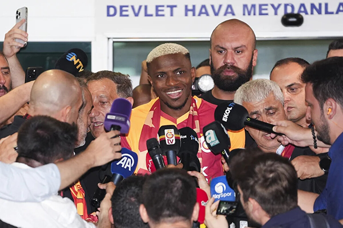 Uzun süren görüşmeler sonrası Galatasaray, Victor Osimhen'i kadrosuna kattı.