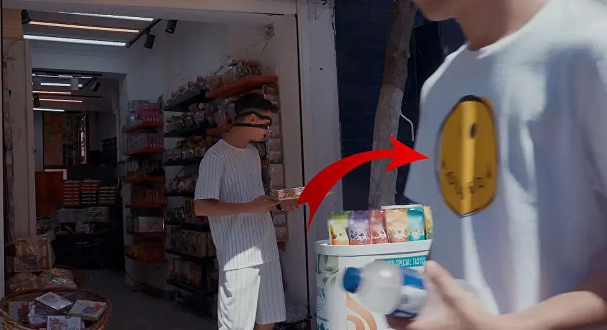 Osimhen videosunda da bir taraftarın üzerindeki tişörtte yer alan figür, Ederson'un boynundaki dövmeye benzetildi.