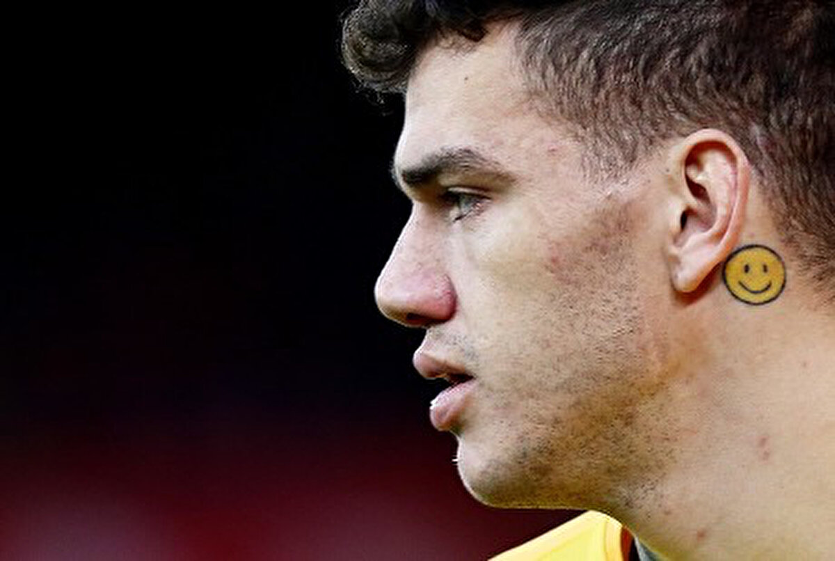 Bu detay kısa süre içerisinde sosyal medyada gündem olurken Galatasaray taraftarı, bu hamleyi Ederson transferinin bittiğine yönelik bir işaret olarak yorumladı.