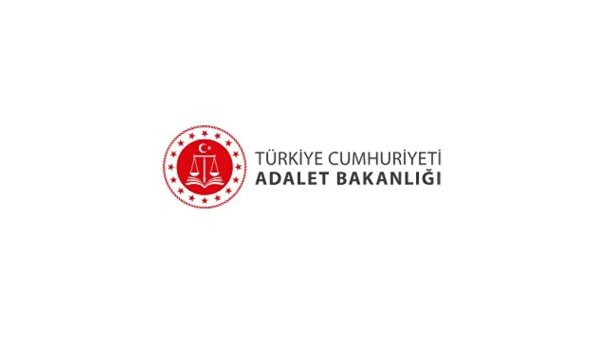 Başvuru şartları neler?<br><br>Başvuruda bulunmak isteyen adayların sağlaması gereken bazı temel şartlar şöyle:<br><br>15 Ağustos 2025 itibarıyla 18 yaşını doldurmuş olmak<br><br>Sadece bir unvana ve bir adalet komisyonuna başvuru yapmak<br><br>İlanda belirtilen özel ve genel şartları taşımak<br><br>Başvuru işlemini “başvurularım” ekranından onaylamak ve “başvuru tamamlandı” ifadesini görmek<br><br>Adayların başvuru sürecindeki sorumlulukları tamamen kendilerine ait olacak. Yanlış beyan veya eksik başvuru durumunda herhangi bir hak talep edilemeyecek.<br><br>KPSS şartı rar: En az 70 puan gerekli<br><br>Adayların 2024 KPSS sonuçlarına göre:<br><br>Lisans mezunları KPSSP3,<br><br>Ön lisans mezunları KPSSP93,<br><br>Ortaöğretim mezunları KPSSP94<br><br>puan türlerinden en az 70 puan almış olması gerekiyor.