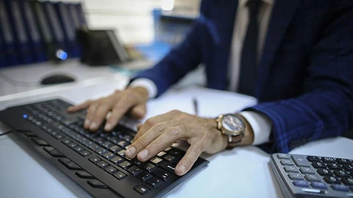 Başvurular nereden ve nasıl yapılacak?<br><br>Başvuruların yöntemi başvurulacak birime göre farklılık gösteriyor:<br><br>CTE Genel Müdürlüğü kadroları için başvurular, e-Devlet üzerinden yapılacak.<br><br>Personel Genel Müdürlüğü alımları için başvurular, Kariyer Kapısı (isealimkariyerkapisi.cbiko.gov.tr) internet adresinden gerçekleştirilecek.<br><br>Adaylar sadece bir unvana ve bir adalet komisyonuna başvuru yapabilecek. Birden fazla başvuru tespit edilirse adayın tüm başvuruları geçersiz sayılacak.