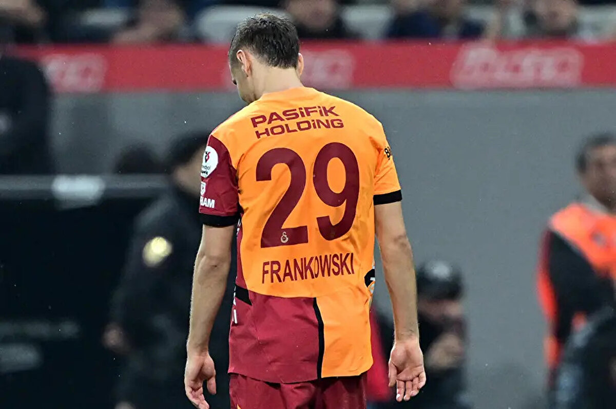 Galatasaray geçtiğimiz sezonun devre arasında zorunlu satın alma opsiyonuyla kiraladığı Przemyslaw Frankowski için Lens'e 1 milyon euro kiralama bedeli ve 7 milyon euro bonservis ödemişti.<br>