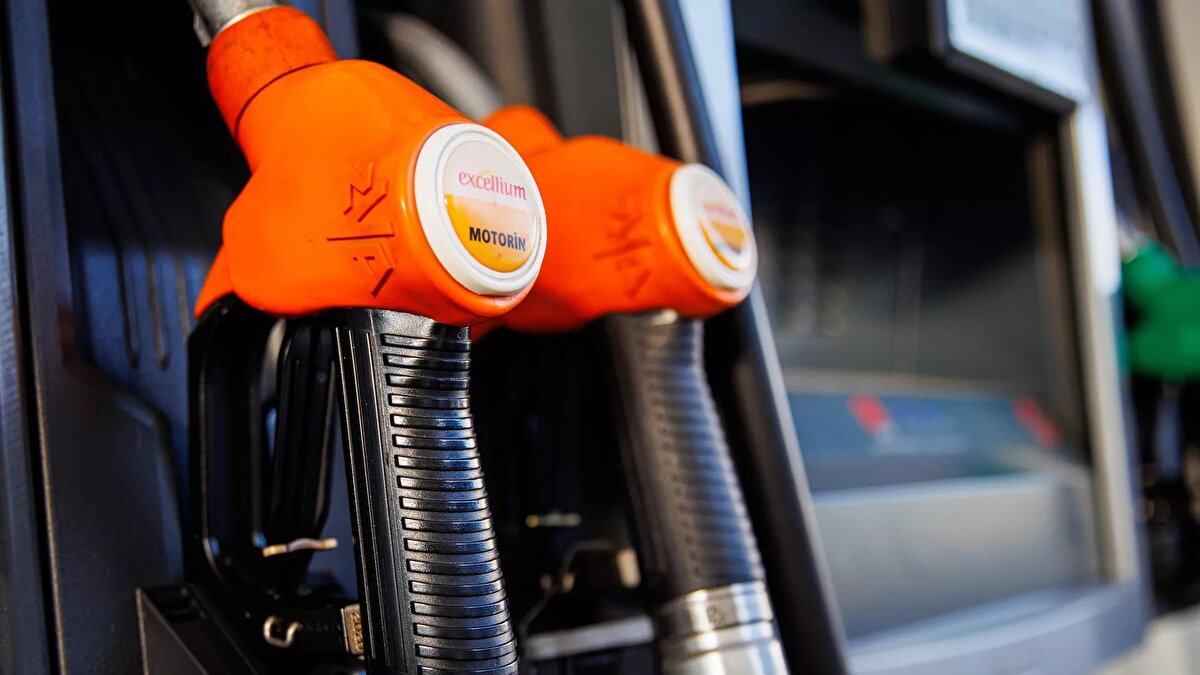 Benzin ve motorine zam zam geliyor<br><br>Akaryakıt fiyatlarında tabela Cumartesi günü değişecek. 2 Ağustostan itibaren benzin ve motorine 1 TL'den fazla zam gelecek.