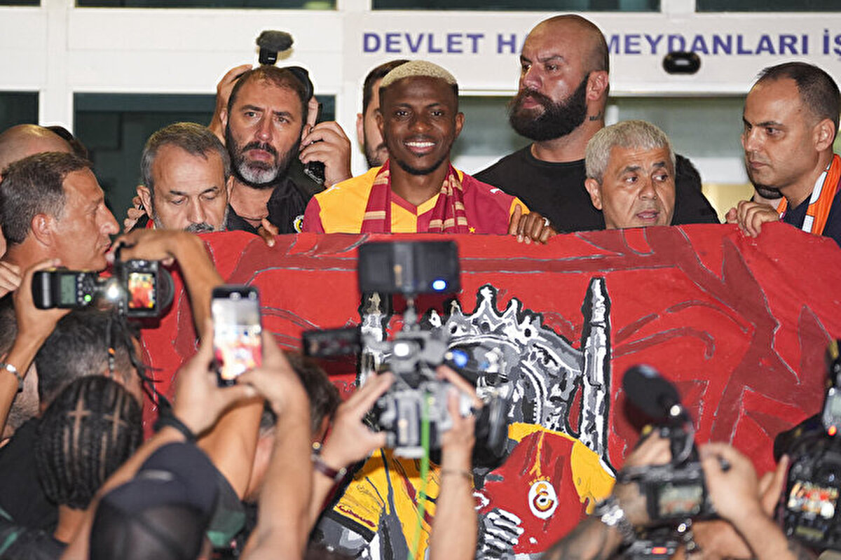Victor Osimhen, sağlık kontrolünden geçtikten sonra resmi sözleşmeyi imzalayacak.<br>