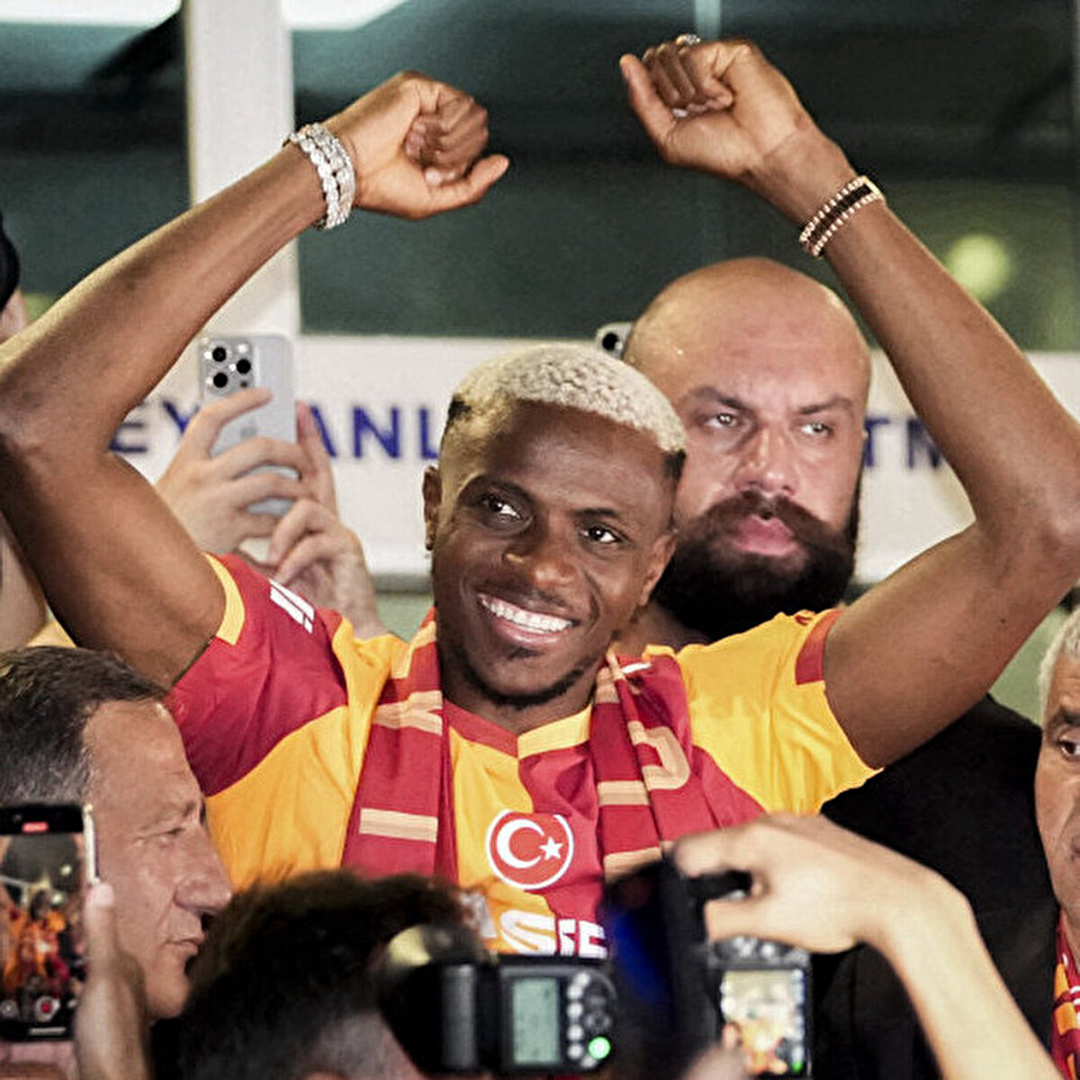 Galatasaray, uzun süredir görüşmelerde bulunduğu Victor Osimhen'in transferinde mutlu sona ulaştı.<br>