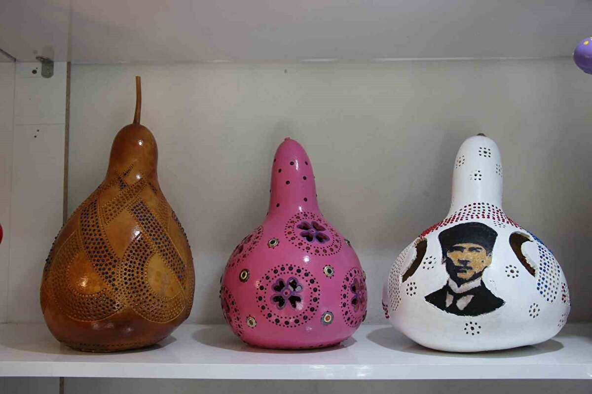 Çorum’da yaşayan 45 yaşındaki Deniz Midiliç, sosyal medyada gördüğü kabuk oyma sanatından etkilendikten sonra kendisi de bu sanatı yapmak istedi.