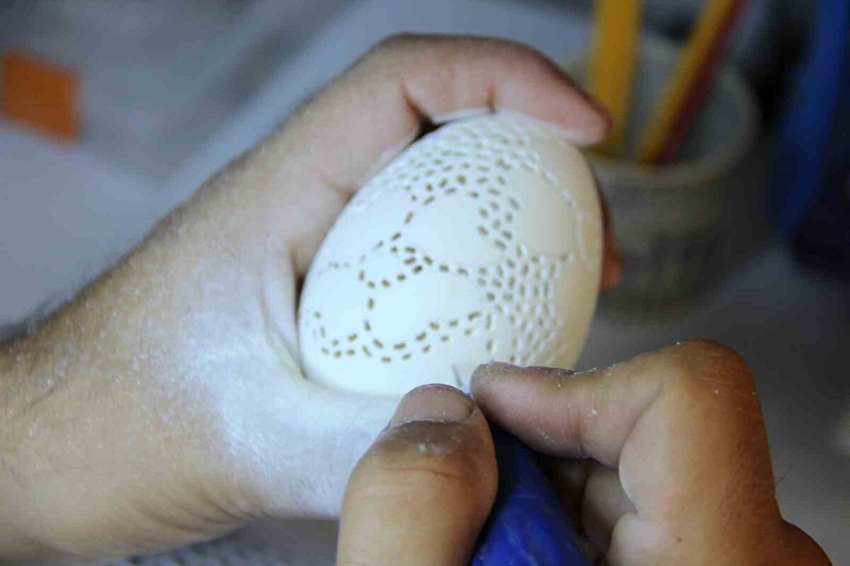 "Evimin balkonunda çalışmaya başladım"<br><br>Aynı zamanda servis aracı şoförlüğü yaptığını belirten Deniz Midiliç, "7 yıl önce sosyal medyada gördüğüm yumurta kabuğu ve su kabağı oymacılığına merak saldım.