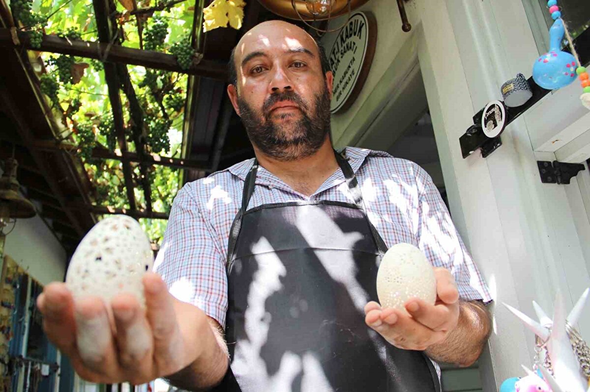 Burada tavuk, kaz, deve kuşu yumurtaları ve su kabağı gibi malzemeler üzerine armalar ve çeşitli motifler işleyen Midiliç’in sanatı vatandaşlardan da büyük ilgi görmeye başladı.