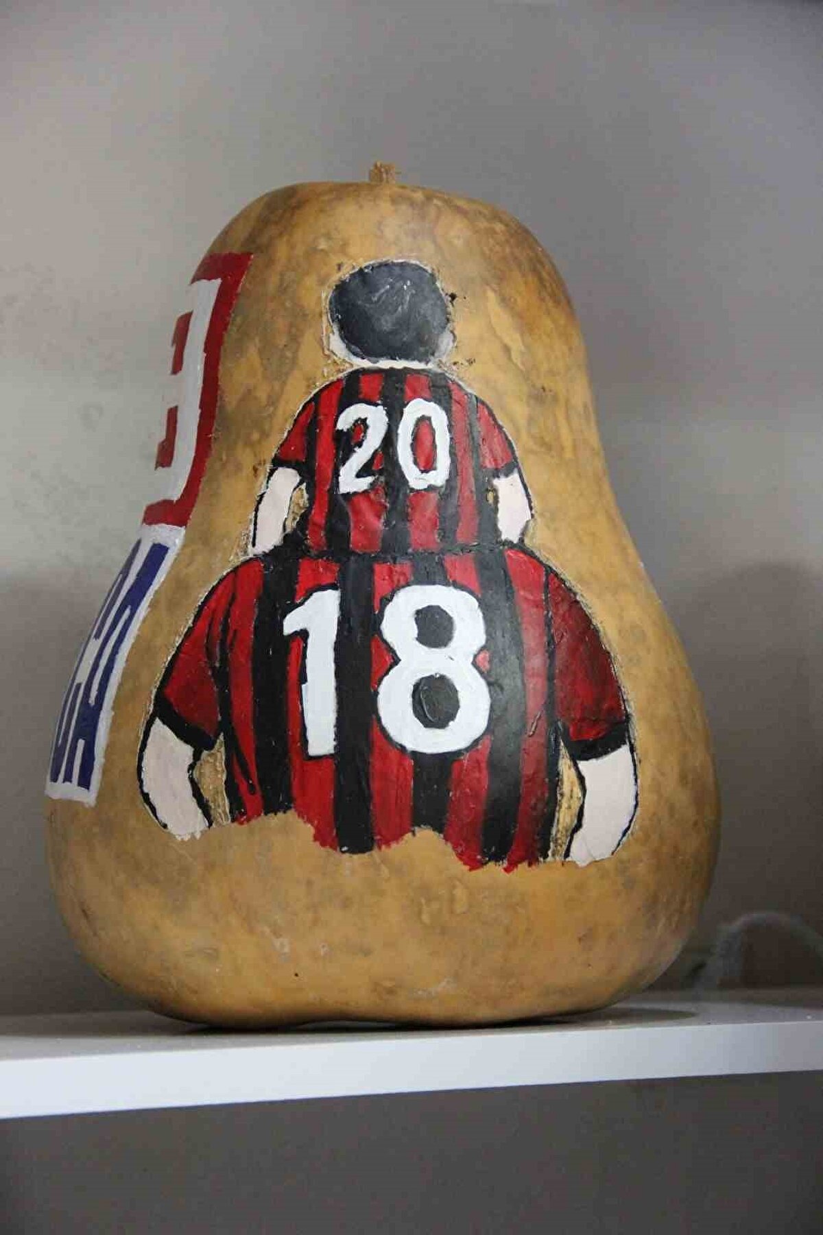 Zamanla alan dar gelince, Çorum Dikiciler Arastasında küçük bir atölye kiraladım ve oymacılığa orada devam ediyorum. Kaz yumurtası, tavuk yumurtası, devekuşu yumurtası ve su kabakları kullanarak anahtarlık, magnet, dekoratif objeler üretiyorum. Yaptığım her ürüne, müşterinin istediği logo veya arma gibi kişiye özel desenleri de işleyebiliyorum" dedi.