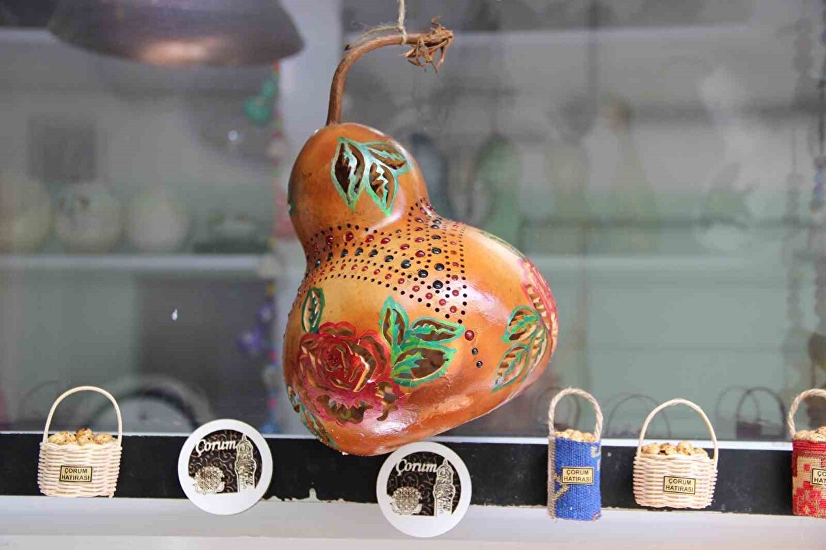 Yumurta kabuğu oymacılığını Çorum’da tek ben yapıyorum, ülke genelinde ise bu sanat dalında yalnızca 15 usta bulunuyor. Somut olmayan kültür mirası kapsamında Kültür Bakanlığı’nın mülakatına katıldım ve sonuçları bekliyorum. 