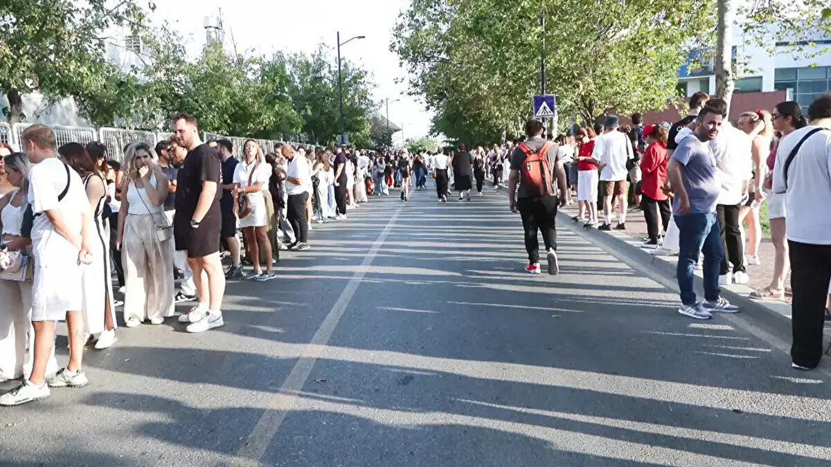 Dünyaca ünlü sanatçı Justin Timberlake 2025 dünya turnesi kapsamında İstanbul'da konser gerçekleştirdi. Ünlü sanatçının konseri öncesi alınan yoğun güvenlik önlemleri sosyal medyada konuşulan konulardan biri oldu.