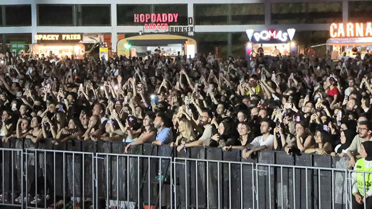 Çok sayıda polis görev aldı<br><br>Timberlake hayranlarının akın ettiği organizasyonda 1000 çevik kuvvet polisi görev aldı. Binlerce sivil polis ve Terörle Mücadele ekipleri de konserde hazır bulundu.