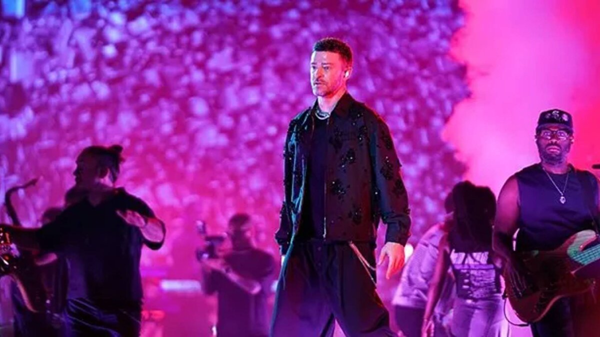 Öte yandan konsere ünlü sanatçılar da katıldı. Timberlake konserini dinlemeye gelenler arasında; Kenan Doğulu, Oğuzhan Koç, Hazal Subaşı, Berfu - Eser Yenenler, Bengü, Doğu Demirkol - Ayşe Kırca, Belçim Bilgin, Gülben Ergen, Derya Uluğ, Asil Gök ve Yılmaz Kunt gibi ünlü isimler de yer aldı.