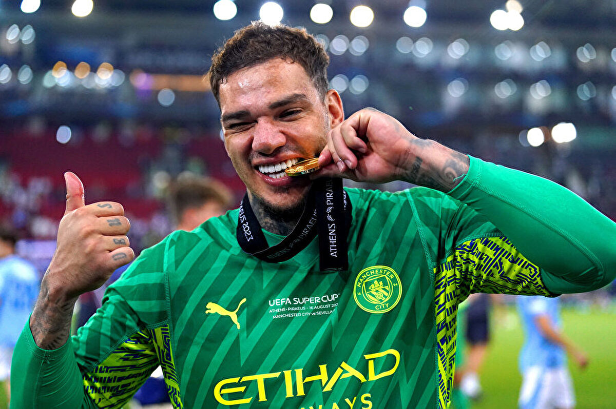 Konuşulan isimlerden başını Manchester City'nin başarılı file bekçisi Ederson yer alıyordu. <br>Ederson geçtiğimiz sezon 40 maça çıkarken bu maçların 13'ünde kalesini gole kapatmıştı.