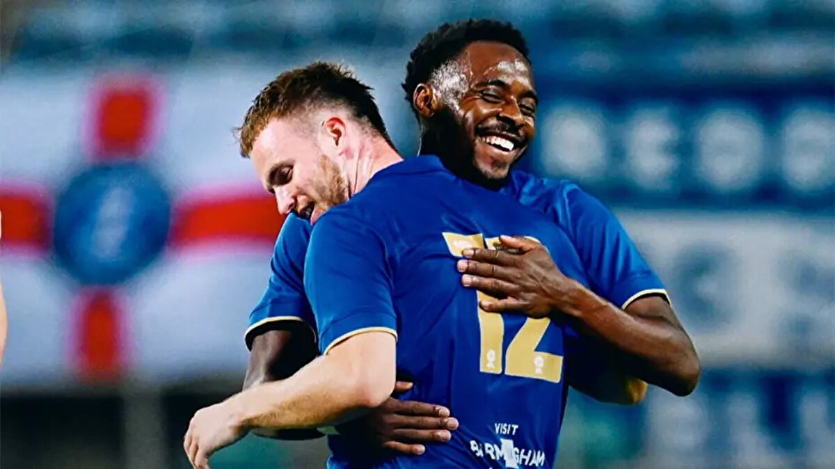 Fenerbahçe'de dört yıl oynadım ve benim için çok şey yaptılar, gitmem imkansızdı ama sonra babamın çok fazla para istediğini söyleyen bir yazı yayınladılar.<br><br>