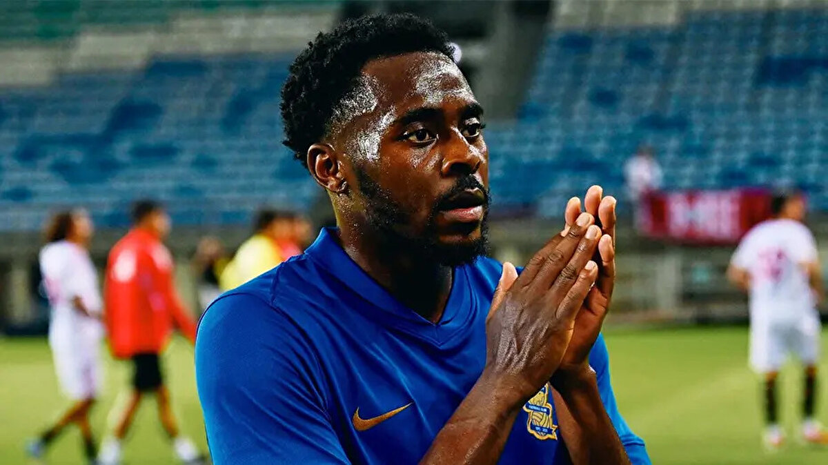 Türk medyasıyla... Onlarla çok sorunum oldu. Belki de beni hedef alıyorlardır. Takımımın rakibi olan Beşiktaş'tan ilgi gördüm, beni transfer etmek istediler, menajerimle görüştüm ama ben oraya gitmekle hiç ilgilenmedim.<br><br>