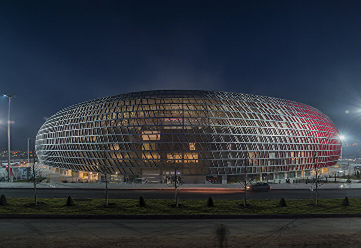 4 Ağustos Pazartesi günü saat 11.00'den itibaren satışa sunulacak biletlere, VIP tribünleri için 5 bin 927 ile 6 bin 927, maraton tribünleri için 3 bin 327 ile 3 bin 927, güney alt blokları için 2 bin 827, misafir takım tribünü için de 3 bin 627 liradan sahip olunabileceği kaydedildi.<br><br>