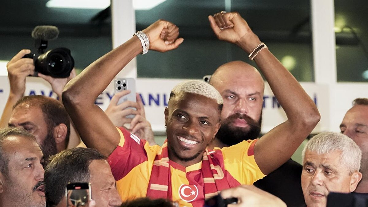 Osimhen oynayacak mı?<br><br>Yeni transfer Victor Osimhen, Mauro Icardi'nin yanı sıra transfer görüşmeleri için Fransa'ya giden Frankowski karşılaşmada forma giyemeyecek.<br>