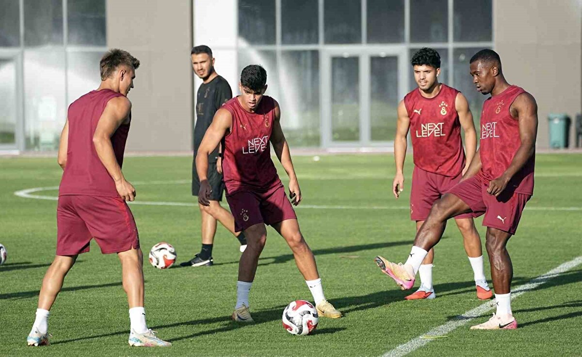 Galatasaray-Lazio maçı hangi kanalda?<br><br>Süper Lig öncesi son hazırlık maçı olan Galatasaray Lazio maçı 2 Ağustos Cumartesi RAMS Park'ta oynanacak müsabaka, saat 21.00'de başlayacak. Mücadele TV100'den ve S Sport Plus'tan canlı olarak yayımlanacak.<br>