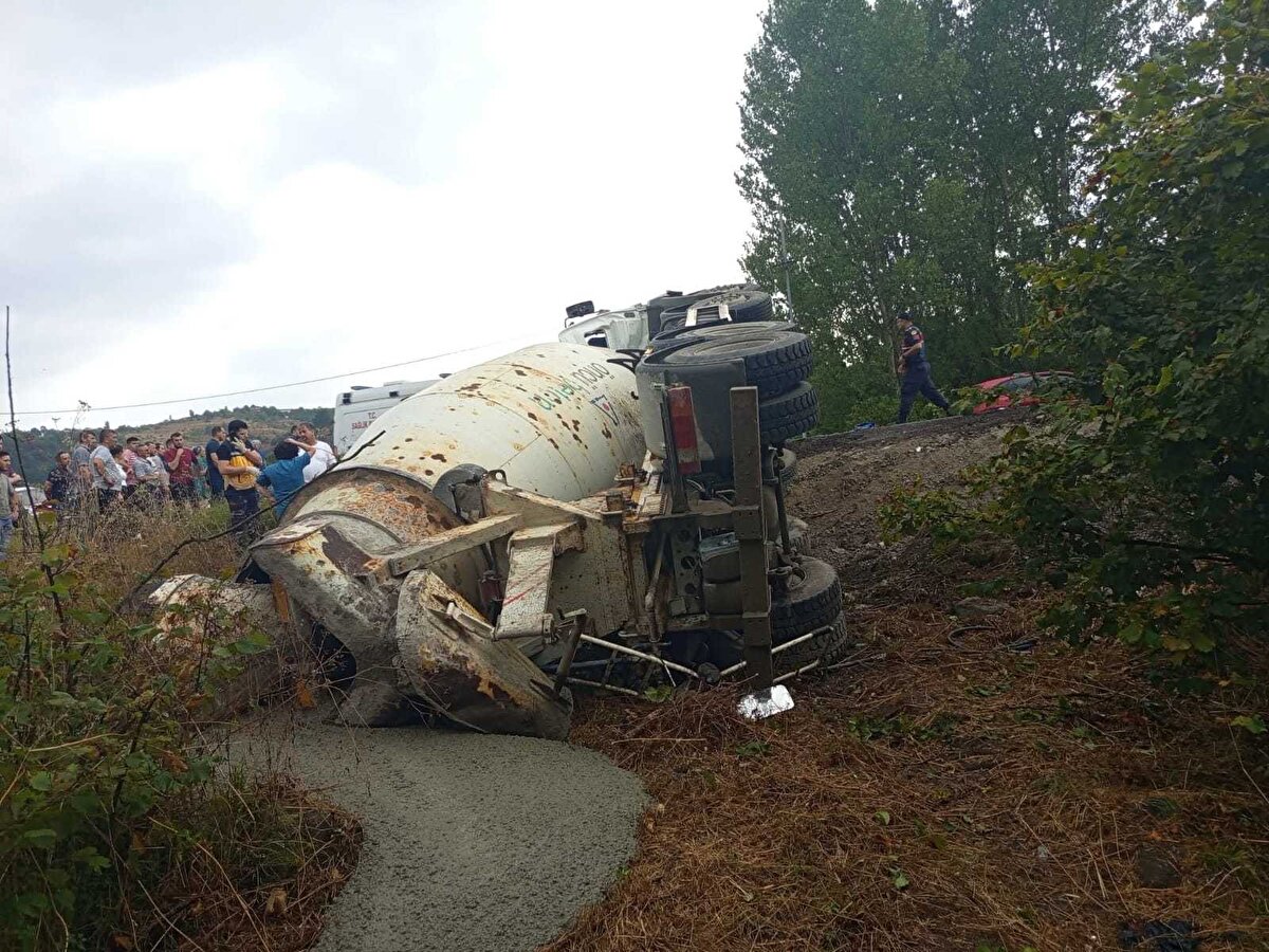 Çevredekilerin ihbarı üzerine bölgeye sağlık, itfaiye ve jandarma ekipleri sevk edildi. Ekiplerce yapılan kontrolde beton mikseri şoförü Emrullah Sefa Kaya’nın hayatını kaybettiği belirlendi.