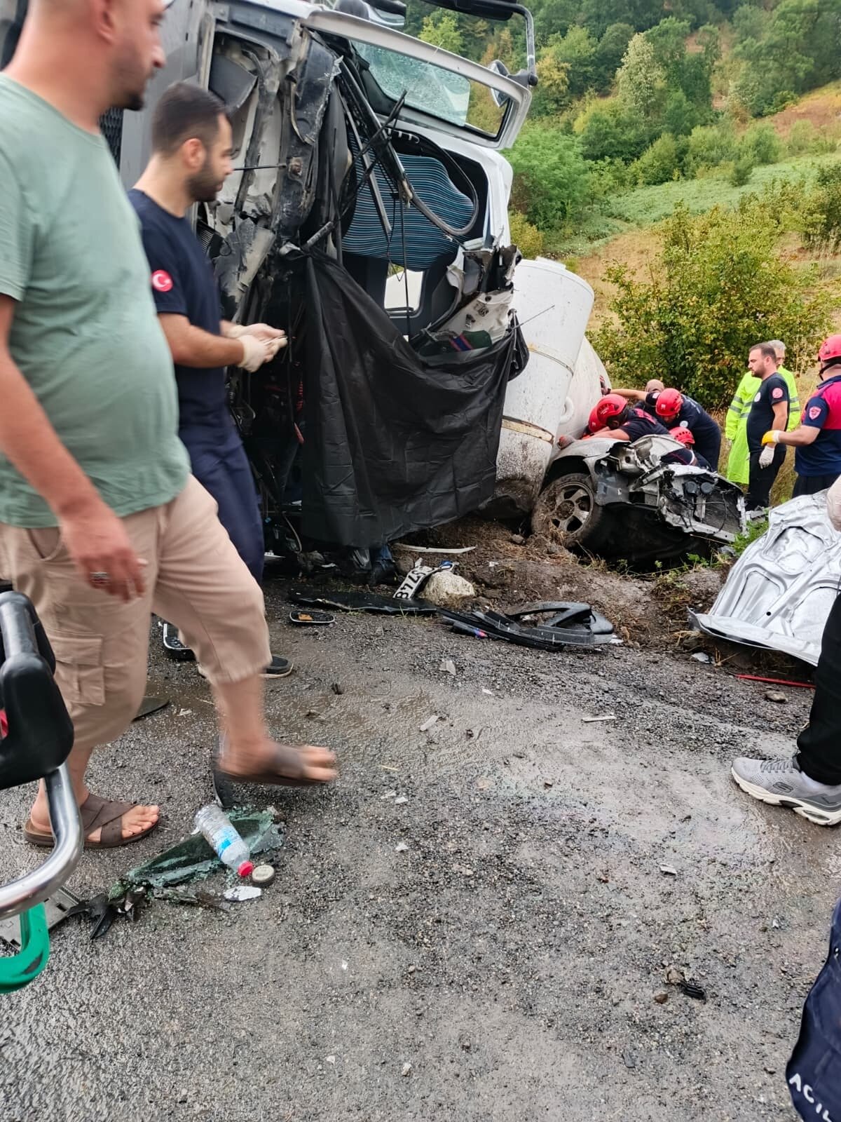 Araçta sıkışan otomobil sürücüsü Fatih Aydoğdu için ise itfaiye ekipleri kurtarma çalışması başlattı