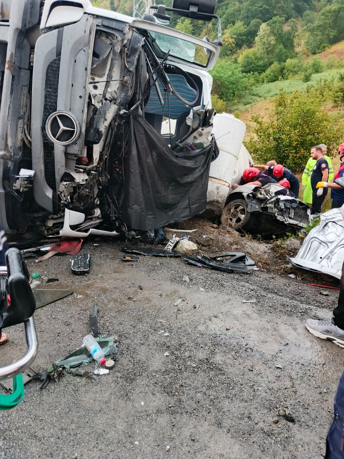 Yaklaşık 30 dakika süren çalışmayla Aydoğdu sıkıştığı yerden çıkarılarak, sağlık ekiplerine teslim edildi.