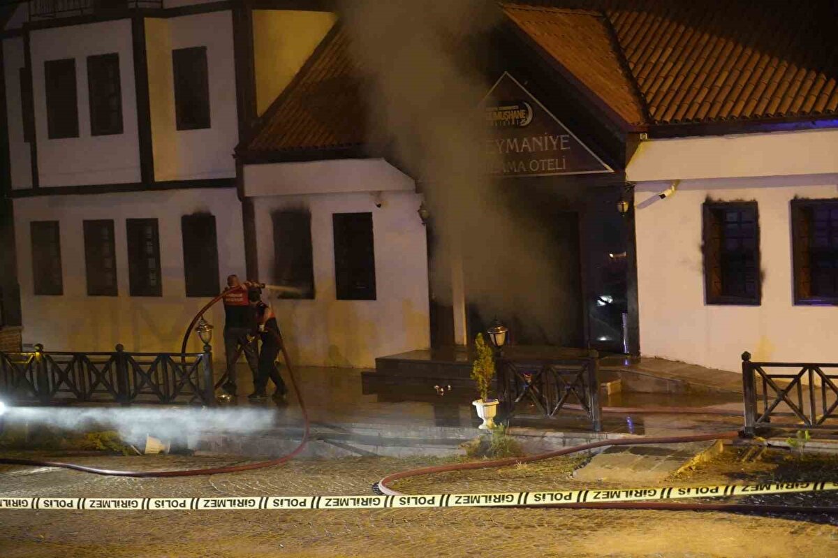 "Otel personeli canla başla bizim tahliyemizi sağladı"<br><br>Eşiyle birlikte otelde konaklayan Aytaç Akyol ise, "Gece saatlerinde otelde alarm ötmeye başladı ve içeriye yoğun bir duman kokusu gelmeye başladı. Kapıyı açtığımda mutfak tarafında duman ve alevleri gördüm. Sonrasında buradaki görevli personelin yönlendirmesiyle alt kata inerek, bahçe katındaki duvardan geçerek dışarı çıktık. Duman ve alevleri görünce, doğal gazdan kaynaklı patlama riski olabileceğini düşünerek panikle kendimizi dışarı attık. Personeller bizim tahliyemizi sağladı, canla başla çalıştılar, çok teşekkür ederiz" diye konuştu.