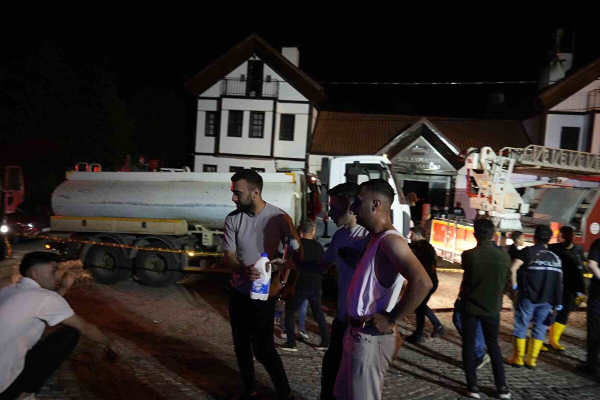 Personelin soğukkanlı ve dikkatli müdahalesi sayesinde tahliye işlemi sorunsuz tamamlanırken, olası bir facianın önüne geçildi. Yangında can kaybı yaşanmazken, dumandan etkilenen 3 otel personeli tedavi altına alındı. Sağlık durumlarının iyi olduğu öğrenildi.<br>İtfaiye ekiplerinin çalışmasının ardından yangın tamamen kontrol altına alınırken, çıkış sebebiyle ilgili geniş çaplı inceleme başlatıldı.