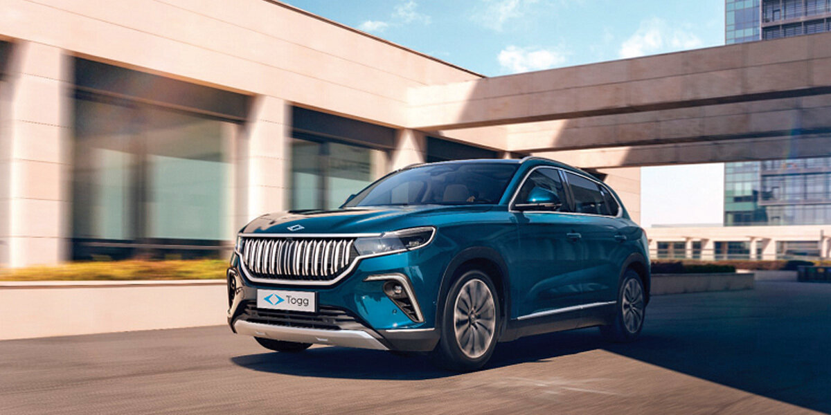TOGG'un Türkiye'de elektrikli otomobiller pazarında lider konumda bulunduğuna işaret edilen haberde, 2025'in ilk yarısında 17 bin 101 adet T10X satıldığı, bunun da elektrikli otomobillerde yaklaşık yüzde 20 pazar payı anlamına geldiği kaydedildi.