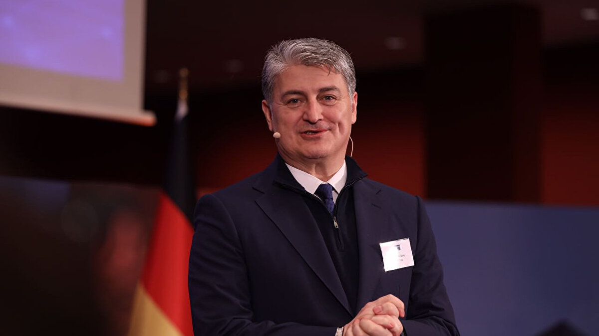 TOGG Üst Yöneticisi (CEO) Gürcan Karakaş'ın da tanıtıldığı haberde, kendisinin 2011'de Handesblatt gazetesi tarafından "Yarının Yöneticisi" seçildiği anımsatıldı.