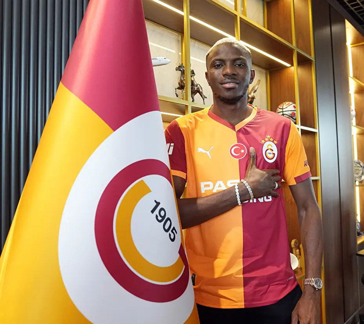 Galatasaray, Napoli'den Victor Osimhen'i haftalarca verdiği uğraş sonucu kadrosuna kattı. Nijeryalı yıldızın 4 yıllık sözleşme imzaladığı Galatasaray'a maliyeti ise dudak uçuklattı.<br>