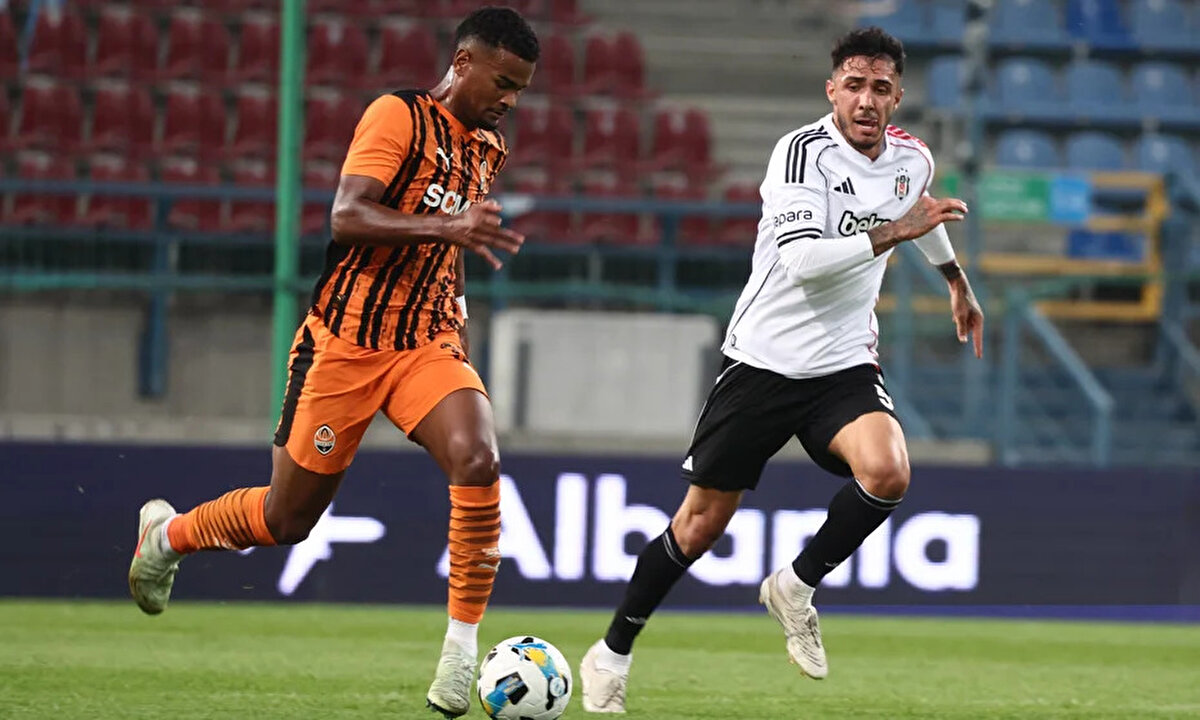 “Beşiktaş çöküyor, çöküyor! Şimdi rakibi Saint Patrick's değil mi; İrlanda'ya giderken uçakta yorulur, kramp girer, o maçta da koşamazlar! Yazık! İlk maç sonrası sinirimi hatırlıyorum. Bugün benim ortalığı yıkmam lazım. İlk maça şükreder hale geldik. Beşiktaş'ın bir sonraki oynayacağı maç önceki maça şükrettiriyor.”<br>