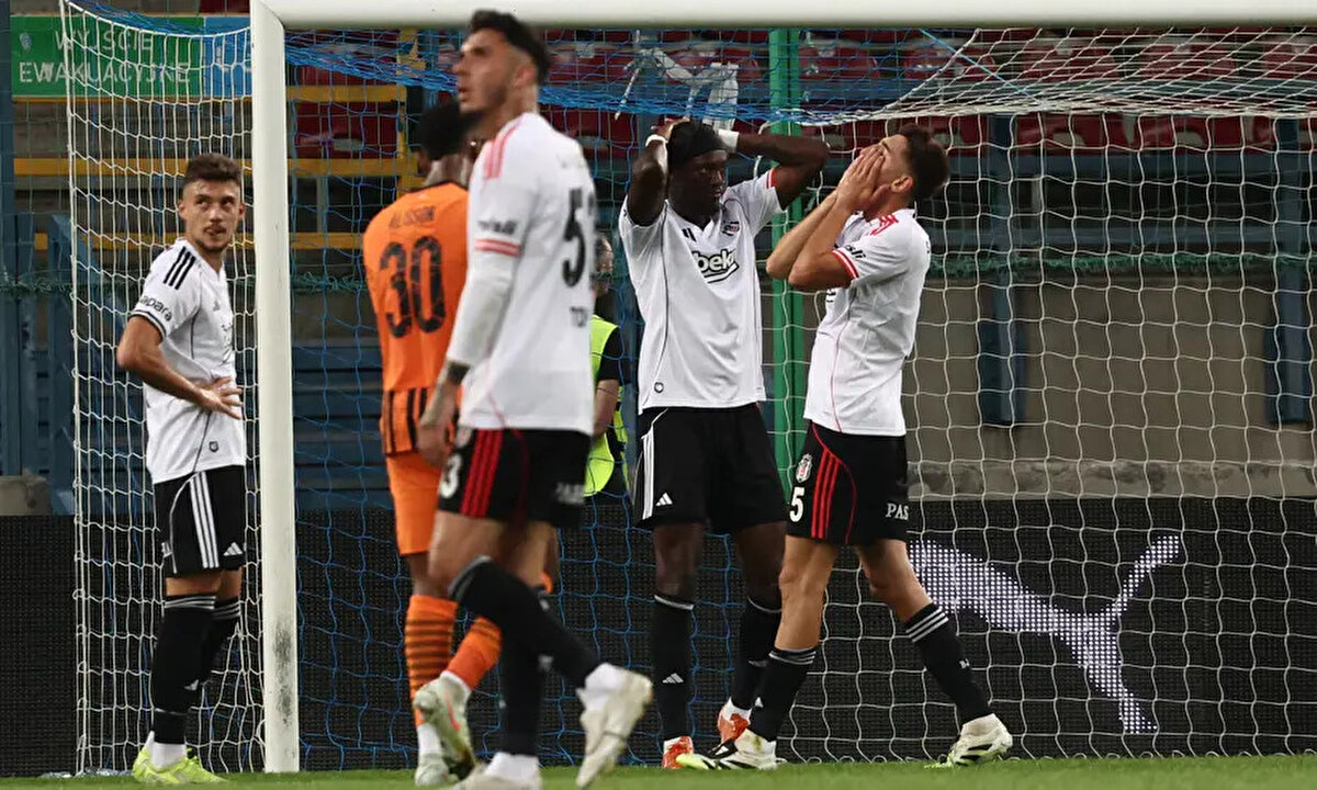 “Oyuna Semih giriyor, yok! Efsane Tayfur Bingöl giriyor, yok! Kim giriyorsa yok! Hoca da 'Jurasek'i eleştirdiniz, alın sol bekte Emir'i' diyor. 'Gedson'u sol önde oynattım' dediniz 'Muçi'yi oynattım' diyor. Bunlar futbolu unutma dersleri almış. Felix baskı yokken topu Mario'ya değil boş tribüne attı. Semih yanına veremiyor. Futbol topu isyan etti bu Beşiktaş kadrosuna.”<br>