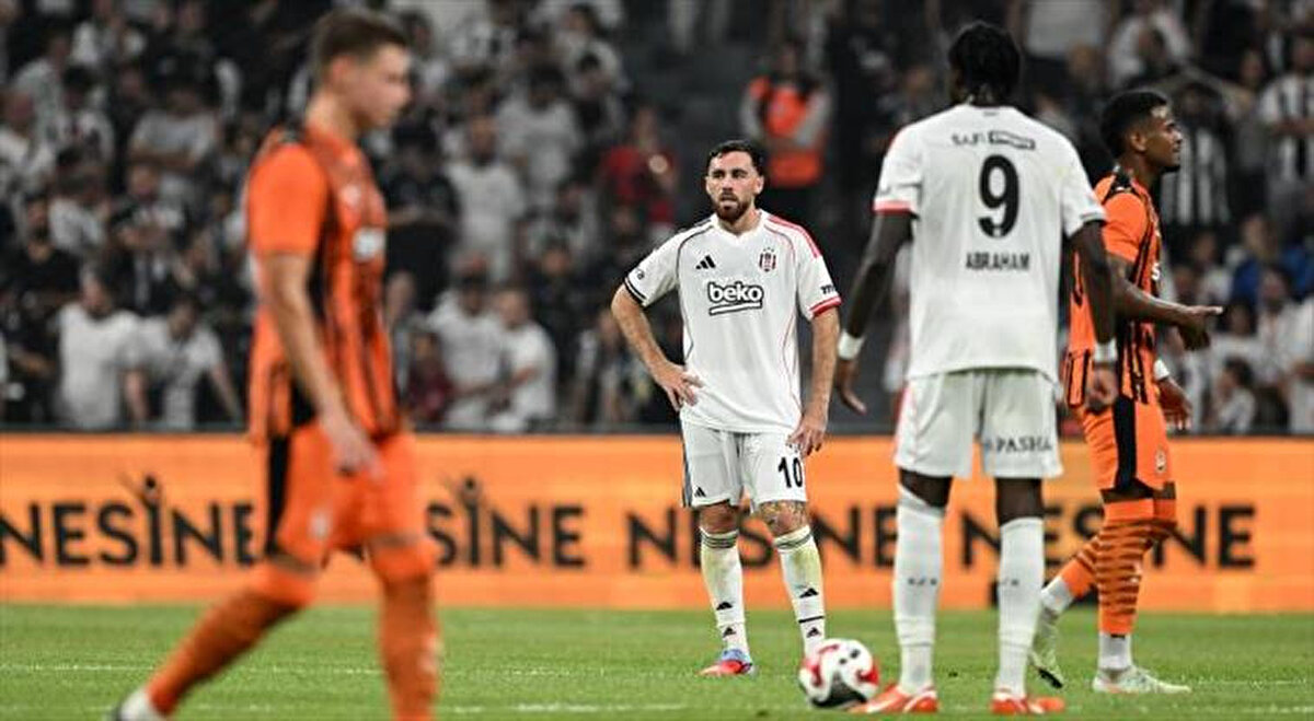 “Bak Arda Turan'a, ne güzel yol seçti değil mi? Geldi Eyüpspor'a. İlk sezon bir uğraştı, olmadı. Sonraki sezon birazcık yapılanma ile Süper Lig'e çıktı. Oynattığı oyun felsefesi ile Shakhtar Donetsk'e gitti. Maşallah, devam etsin. Bayılıyorum. Teknik, taktik, konuşması... Mert'in kalesine gelmeyen takıma karşı net pozisyona giremediniz. Bunu söylemek çok acı ama gerçek. Beşiktaş pozisyona giremedi.”<br>