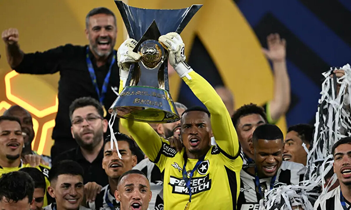 West Ham ve Galatasaray'ın yanı sıra Manchester United ve Everton da Brezilyalı kaleci ile ilgileniyor.