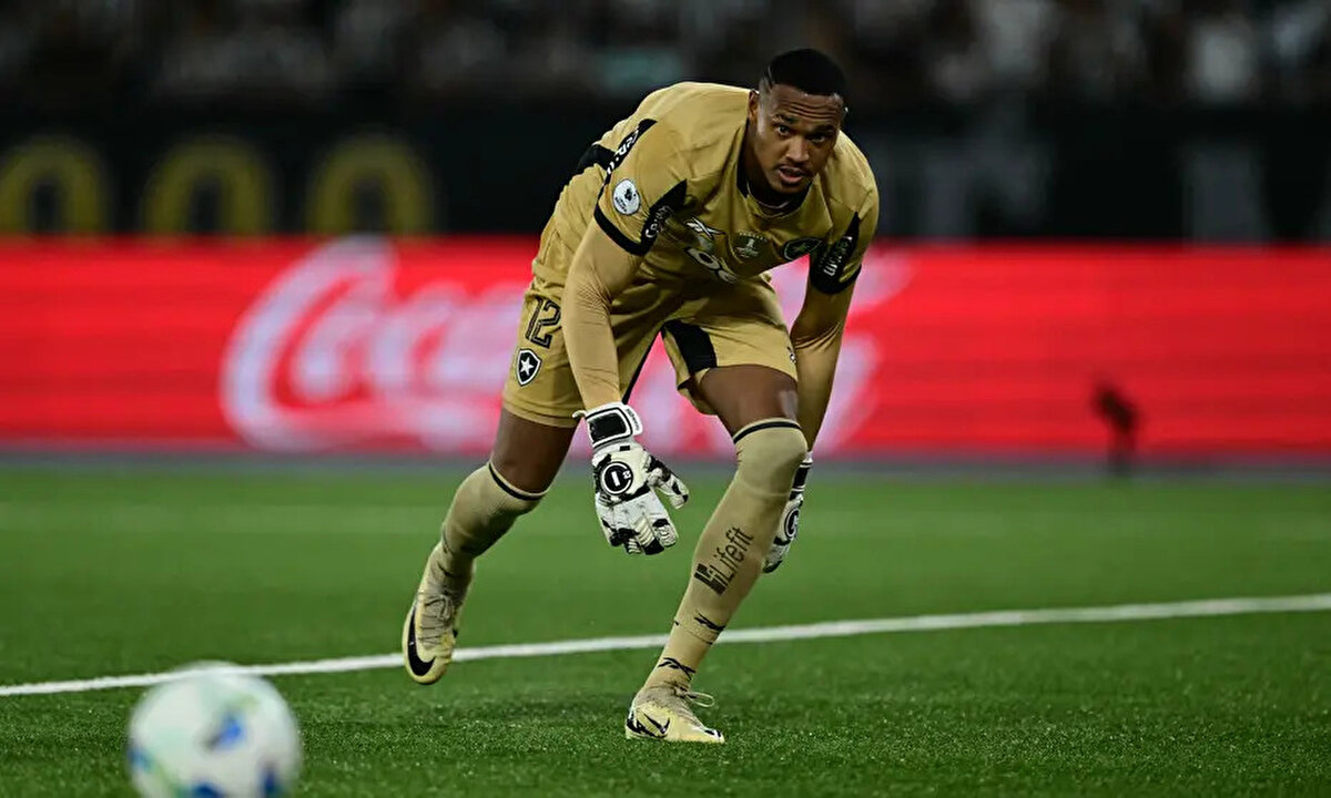 Botafogo, geçen sezon John Victor'u Santos'tan 1.3 milyon euro bonservis bedeli karşılığında kadrosuna kattı.