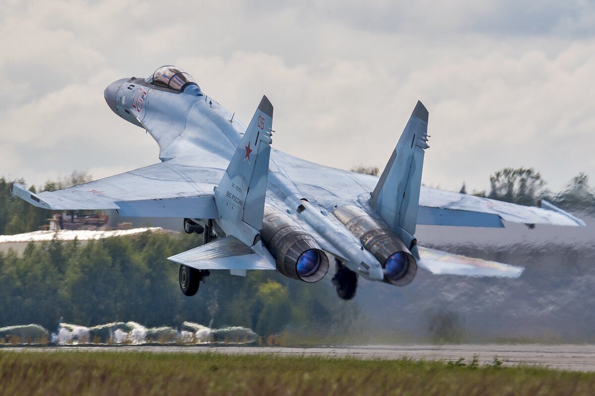 Su-35S<br>Rus yapımı Su-35 ağır sınıf, uzun menzilli bir savaş uçağıdır. Birçok uçak mühendisine göre Rusların bugüne kadar ürettiği en iyi savaş uçağı olarak tanımlanır. NATO tarafından Flanker ismiyle kodlanmıştır. Su-35, Sukhoi tasarım bürosu tarafından tasarlanmış ve Komsomolsk on Amur tarafından üretilmiştir. 1988 yılında üretilen ve Su-27M olarak da bilinen Su-35, 1995 yılında hizmete alınmıştır. Geliştirilen Su-35S modeli ise 2014 yılında hizmete başlamıştır.<br><br>2 adet Satürn AL-41F1S motoru kullanan Su-35S, art yakıcı ile 142.2 kN itki kuvveti oluşturmaktadır. Su-35S için Ruslar tarafından 4++ hatta 4.75 nesil savaş uçağı olduğu yorumu yapılmaktadır. Standart aerodinamik sistemler ile yapılamayacak manevraları düşük hızlarda itki kontrolü ile yapabilmektedir. Bu durum batılı uçakların çalışma mantığından farklıdır. Bu tip manevralar, füzelerden kaçmak veya it dalaşı için önemlidir.