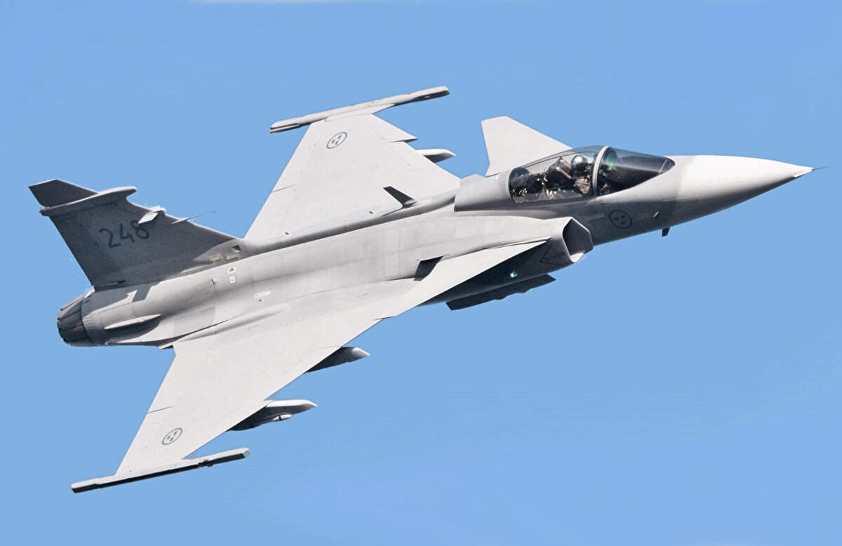 JAS 39EF Gripen<br>Saab üretimi JAS 39 Gripen, tek motorlu, hafif, çok maksatlı savaş uçağıdır. İsveç tarafından F-16 veya F-18 alımı gerçekleştirmek yerine bu uçakların üretilmesi tercih edilmiştir. İlk uçuşunu 1988 yılında yapmış ve 1996 yılında hizmete alınmıştır. Oldukça ekonomik olan uçağın aerodinamik yapısı Eurofighter ve Rafale uçaklarının geliştirme sürecinde de kullanılmıştır. Delta kanat ve kanard konfigürasyonuna sahiptir. Kanardlar hava freni olarak hareket etmek ve iniş mesafesini azaltmak için aşağı doğru açılıdır. Gelişmiş iniş takımları ve aeordinamik yapısı sayesinde 600 metrelik oldukça kısa pistlere iniş yapabilmektedir. Aynı zamanda 500 metrelik pistlerden kalkış yeteneğine sahiptir.<br><br><br>Gripen A ve B modelinden sonra NATO standartlarına uyumlu C ve D modelleri geliştirilmiştir. E ve F modeli ile de radar, motor, aviyonikler, silah sistemleri ve menzil konusunda geliştirmeler yapılmıştır. Sivil karayollarına bile iniş yapabilme yeteneğine sahip olan Gripen daha önceki versiyonlarına göre daha büyük bir gövdeye sahiptir. Ayrıca daha güçlü bir motor, artırılmış silah taşıma kapasitesi, yeni kokpit, aviyonik mimarisi ve elektronik harp sistemi mevcuttur. JAS 39 Gripen, it dalaşı için oldukça etkilidir. 70-80 derecelik hücum açısıyla uçma yeteneğine sahiptir. Gripen E’nin uçuş saati başına maliyeti F-35, Eurofighter ve Rafale’e göre yaklaşık 4 kat daha düşüktür. Bu da işletme maliyetinin oldukça iyi olduğunu gösterir.