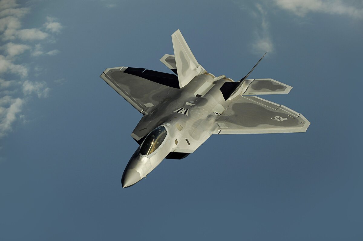 F-22 Raptor<br>F-22 Raptor, dünyanın ilk 5. nesil savaş uçağıdır. Halen dünyanın en iyi savaş uçakları arasında ilk sırada yer alıyor dersek yanılıyor olmayız. Uçağın yüksek maliyet nedeniyle 2011 yılında üretimi durdurulsa da rakipsiz it dalaşı kabiliyeti ve yüksek manevra yeteneği ile en ölümcül savaş jetlerinden biri olmaya devam ediyor. Sadece ABD tarafından kullanılan F-22 Raptor’ın başka ülkelere satışına ise izin verilmiyor.<br><br>Dünyanın en pahalı ve en güçlü savaş uçağı F-22 Raptor, ilk uçuşunu 1997 yılında yapmış ve 2005 yılında hizmete girmiştir. 8’i test amaçlı olmak üzere toplam 195 adet üretilmiştir. Esas olarak hava hakimiyeti için tasarlanmıştır. Aynı zamanda düşman sahasına gizlice girmek ve birden fazla hedefe karşı ilk imha görevlerini yerine getirmek üzere geliştirilmiştir. İtki yönlendirme sistemi sayesinde manevra kabiliyeti çok yüksektir. 5. nesil savaş uçaklarının ortak özelliği olan, silah yükünün gövde içinde taşınması durumu F-22 Raptor savaş uçağının radar izini oldukça azaltmaktadır. Radar kesit alanının 0.0001 metrekareden daha az olduğu belirtilmektedir.