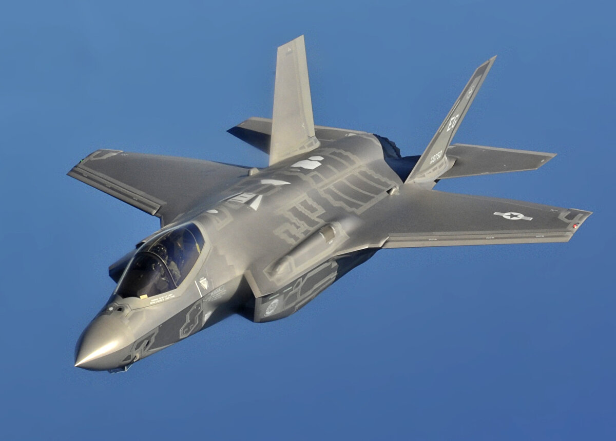 F-35 ABC<br>5. nesil F-35 savaş uçakları, şimdiye kadar geliştirilen en pahalı savaş uçaklarından birisidir. İşletme maliyeti de oldukça yüksektir. Günümüze kadar toplam 820 adet üretim yapılmıştır ve seri imalat süreci devam etmektedir.<br><br>Radardaki izi F-22 kadar küçük olamasa bile günümüz uçaklarından düşüktür. Bunu sağlamak için silah istasyonları gövdenin içine saklanmıştır. Ayrıca daha keskin geometriye sahip bir gövde tasarımı gerçekleştirilmiştir. Ek olarak kompozit malzemelerin kullanım oranı artmış ve özel RAM (Radar Absorbing Material) boyama yapılmıştır.<br><br>F-35 savaş uçağında Northrop Grumman üretimi ANAPG-81 AESA radarı kullanılmaktadır. Ayrıca BAE Systems üretimi ANASQ-239 Barracuda Elektronik harp sistemi bulunur. Ek olarak Northrop Grumman ve Rytheon üretimi ANAAQ-37 dağıtık diyafram sistemi (DAS) vardır. Lockheed Martin üretimi ANAAQ-40 elektro optik hedefleme sistemi (EOTS), Northrop Grumman ANASQ-242 iletişim, konumlandırma ve kimliklendirme sitemi, Harris Corporation üretimi çok işlevli gelişmiş veri bağlantı haberleşme sistemi (MADL) kullanılmaktadır.<br><br>DAS, her yönden füze fırlatma uyarısı ve hedef takibi sağlayan altı kızılötesi sensörden oluşur. Bir durumsal farkındalık kızılötesi arama ve izleme (SAIRST) sistemi olarak hareket eder. ASQ-239 Barracuda düşman radarlarını tespit edebilme ve bozma yeteneğine sahiptir. EOTS; lazer hedefleme, FLIR (Forward-looking infrared) ve uzun menzilli IRST işlevlerini gerçekleştirir. F-35’in yazılımlarının çoğu C ve C++ programlama dilleri kullanılarak hazırlanmıştır.