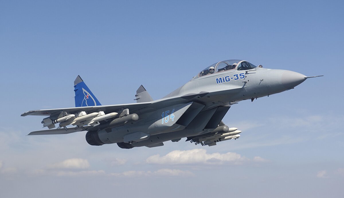 MIG-35<br>Mikoyan tarafından üretilen 4.5 nesil Mig-35 savaş uçağı, dünyanın en çok kullanılan ve ilk turbofan motorlu savaş uçaklarından biri olan Mig-29 modelinin geliştirilmiş versiyonudur. NATO’da Fulcrum-F adıyla kodlanmıştır. Mig-29 modeline göre haberleşme sistemi, nişan alma, radar ve aviyonik sistemleri daha gelişmiştir. 2016 yılında ilk uçuşunu gerçekleştiren Mig-35, 2019 yılında hizmete alınmıştır. Mig-35’in batı uçakları arasında muadilleri Rafale ve Eurofigter Typhoon olarak gösterilebilir. Mig-29’ların özellikle F-15’lere karşı kaybettiği mücadelelerden sonra iyileştirme ihtiyacı daha da belirgin hale gelmiştir. Bu sebeple geliştirilen yeni aviyonikler Mig-35’lerin hava üstünlüğünü kazanması, hassas saldırı gerçekleştirebilme kabiliyeti, OLS-35 sayesinde optik konum belirleme ve keşif görevlerinde iyileştirme sağlamıştır. Uçuş menzili %50 oranında artmış ve radar izi azaltılmıştır. 2 adet Klimov RD-33MK her biri art yakıcılı 88 kN itiş gücüne sahip motorundan güç almaktadur. Seri üretimi gerçekleştirilen Mig-35’ler PESA radarı ile donatılmıştır. İhraç modelinde ise Zhuk-AE AESA radarı bulunmaktadır. Elektronik harp sistemi olarak ELT568(V)2 kullanılır.