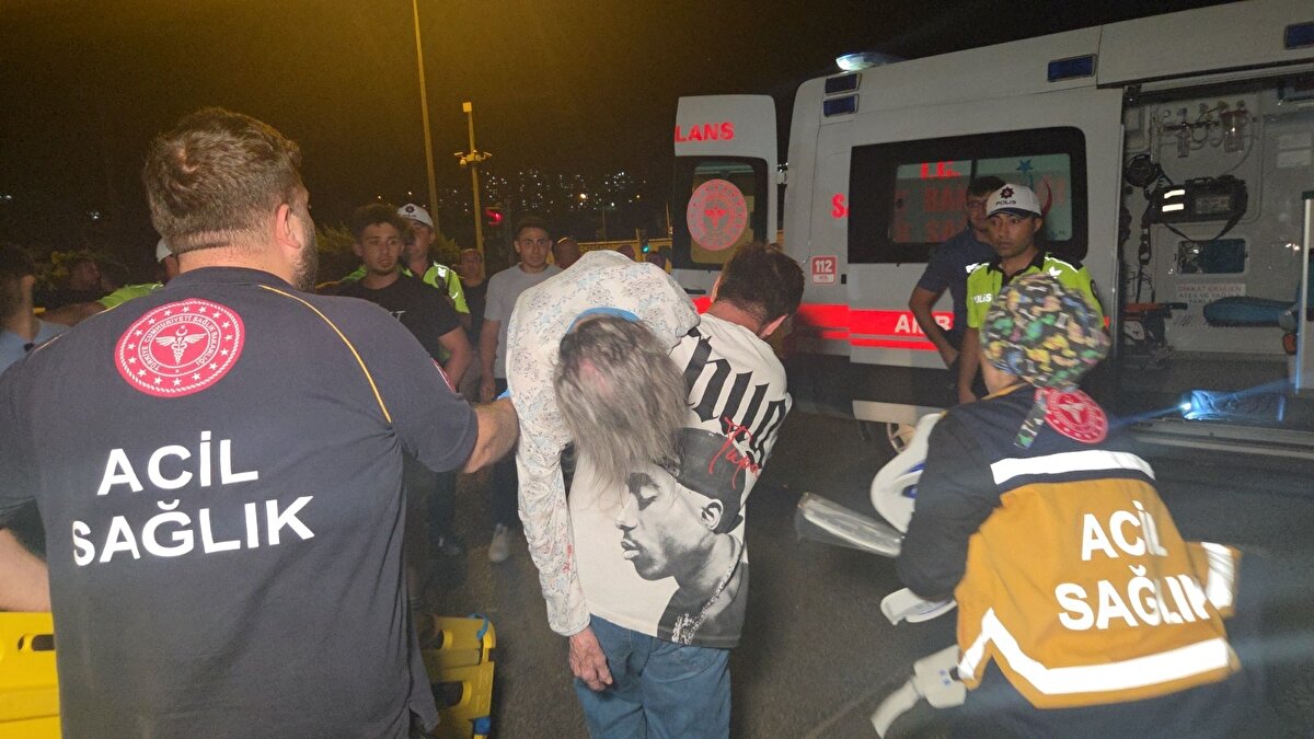 Polis ekipleri kavşakta güvenlik önlemi alırken, kazayla ilgili inceleme başlatıldı. 