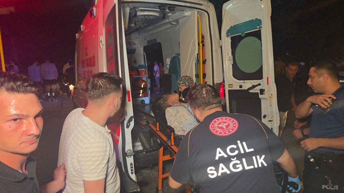 İtfaiye ekipleri, ambulansta sıkışan yaralıları çıkartarak sağlık ekiplerine teslim etti.